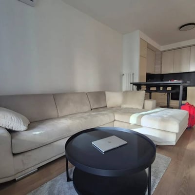 Location d’un appartement meublé et lumineux de 3 pièces, 73 m², Belgrade, Serbie
